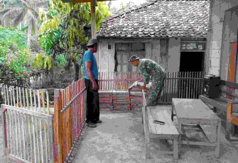 Kedatangan keramik bapak Jemu penerima program RTLH TMMD Kodim Pacitan 