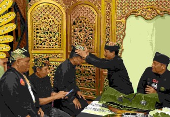 Danrem 083/Bdj Kolonel Inf Kohir saat menerima gelar anggota kehormatan KOPAT di Banyuwangi, Sabtu (25/10)