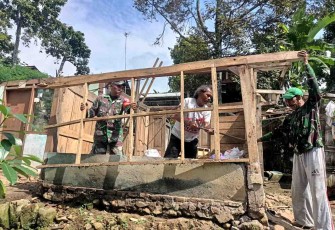 Gotong royong bantu pembongkaran rumah warga desa binaan 