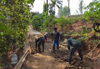 Pengecoran jalan rabat sasaran fisik TMMD ke 126 Kodim Pacitan 