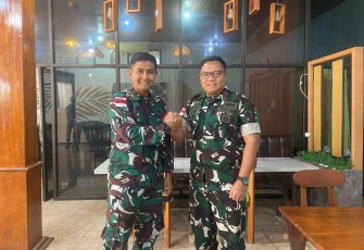 Dansatgas Yonarhanud 2 Kostrad Letkol Arh Endis Fahrul Rizal bersama Dandim 1618/TTU Letkol Arm Didit Prasetyo Purwanto di Makodim, Senin (27/10)
