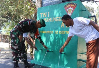 Dansatgas Yonarmed 12 Kostrad Letkol Arm Dr Erlan Wijatmoko meresmikan sumur air warga dusun Adubitin, desa Silwan