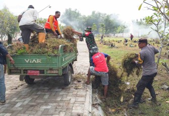 Pembersihan lahan TPU di wilayah desa binaan 