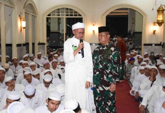Danrem 083/Bdj Kolonel Inf Kohir bersama santri 