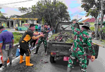 Pembersihan selokan dan jalan wilayah desa binaan 