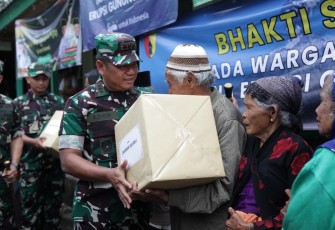 Danrem 083/Bdj Kolonel Inf Kohir memberikan bantuan untuk warga korban erupsi gunung Semeru di Lumajang, Sabtu (22/11)