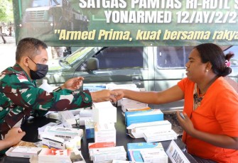 Pengobatan Massal Satgas Yonarmed 12 Kostrad 