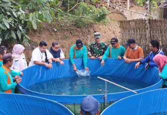 Serma Budi Santoso dalam kegiatan tematik budidaya lele di wilayah desa binaan 