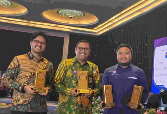 Kepala Pusdatin Kemendikdasmen Yudhistira Nugraha (tengah) menerima piala Top Digital Award 2025