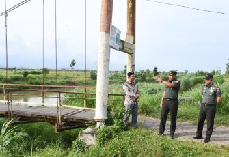 Danrem 081/DSJ Kolonel Arm Untoro Hariyanto meninjau jembatan gantung di Tulungagung, Selasa (9/12)
