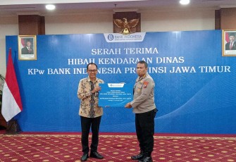Karolog Polda Jatim Kombes Pol Dirmanto saat menerima unit hibah Bank Indonesia di Surabaya, Rabu (17/12)