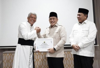 Wamenag Romo R Muhammad Syafii menyerahkan bantuan untuk gereja Katolik terdampak banjir di Sumut, Senin (29/12)
