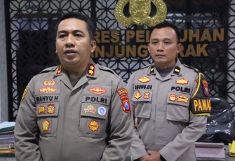 Kapolres Pelabuhan Tanjungperak AKBP Wahyu Hidayat saat memberikan keterangan pers