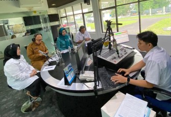 Dewi Kumalasari pada Dialog Tanjungpinang Pagi digelar RRI Tanjungpinang dengan tema "Kunci Sukses Percepatan Stunting di Provinsi Kepri, Senin (8/12/2025) pagi.