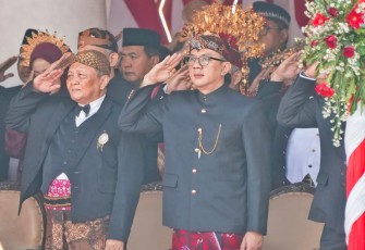 Wakil Ketua DPRD Jawa Timur, Deni Wicaksono saat mengikuti upacara HUT ke-80 RI, Minggu (18/8/2025).