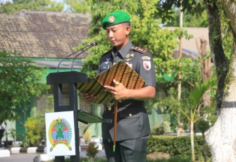 Dandim 0806/Trenggalek saat memimpin upacara peringatan Hari Juang TNI Angkatan Darat (TNI AD) ke-80 di Lapangan Upacara Makodim 0806/Trenggalek, Senin (15/12/2025).