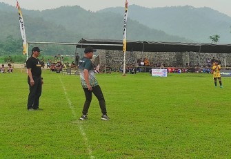 Danramil 0801/03 Arjosari saat Buka Acara Turnamen SSB Rajamura Cup 1 U10 dan U12 TA. 2025