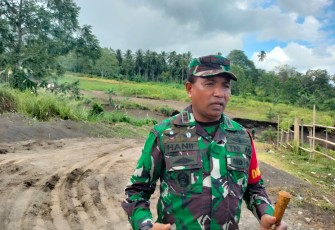 Dandim 1310/Bitung saat memberikan keterangan kepada sejumlah wartawan dilokasi pembangunan jalan TMMD Ke-123 Kodim 1310/Bitung