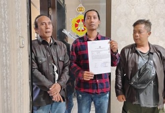 Dian sapaan akrabnya melaporkan ke SPKT Polsek Batu dengan didampingi dua rekannya, Agus Adianto dan Zulkifli sesama jurnalis.