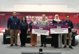 Direktur Utama Telkom Dian Siswarini (ketiga dari kanan), Komisaris Independen Telkom Ira Noviarti (keempat dari kiri), dan Direktur Human Capital Management Telkom Willy Saelan (ketiga dari kiri) beserta jajaran saat melakukan peninjauan langsung AI Connect Malang pada Senin (15/12).