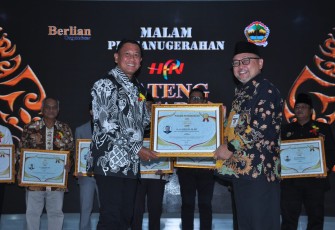 Dirut BDK Haryono saat menerima piagam penghargaan HPN Jateng Award 2025 dari Berlian Organizer. (Foto  Istimewa).