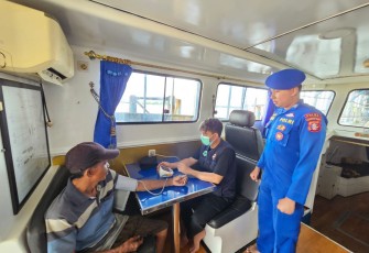 Kapal Polisi XVIII-2007 yang berpatroli di daerah aliran sungai Kapuas, di sulap menjadi Klinik terapung.