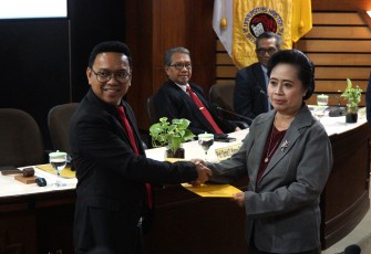 Dr. Agnes Ratih Ari Indriyani, S.E., M.Si_., menerima gelar doktor dalam Promosi dan Yudisium Prodi Doktor Studi Pembangunan Fakultas Interdisiplin FID UKSW di Ruang Probowinoto.