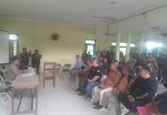 Puluhan petani tebu didampingi FBN Republik Indonesia mendatangi kampus UGM di Getas Kecamatan Kradenan Kabupaten Blora