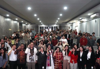 Foto bersama Seminar Nasional & Call for Posters Dies Natalis ke-66 bertema “Penguatan Perlindungan Hukum dan HAM Perempuan dalam KUHAP 2025” secara hybrid pada Rabu (26-11-2025).