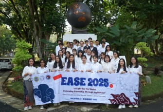 Foto bersama dalam pembukaan program East Asia Student Encounter (EASE) Tahun 2025 di Tugu EASE.