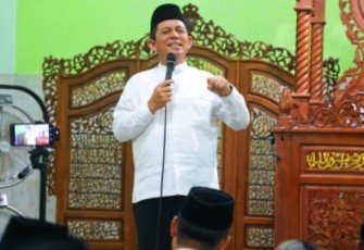 Gubernur Kepulauan Riau H. Ansar Ahmad saat Safari Ramadan di Masjid As Sahl, Kampung Wonosari, Tanjungpinang, pada malam ke-13 Ramadan, Rabu (12/3). 