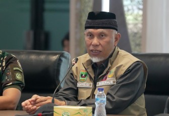 Gubernur Sumbar Mahyeldi Ansharullah saat memimpin rapat penanganan bencana di Posko Terpadu Penanggulangan Bencana Provinsi Sumbar, Padang, Minggu (7/12/2025). Ia menyampaikan bahwa perpanjangan status diperlukan karena sejumlah daerah masih menghadapi akses terputus, kebutuhan dasar, dan proses evakuasi yang belum selesai. (Foto: Noel/KPM Kemkomdigi)