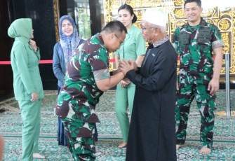 Danrem 081/DSJ Kolonel Inf Rama Pratama saat berpamitan dengan Abah Trimo Tulungagung, Jum'at (3/1/25)