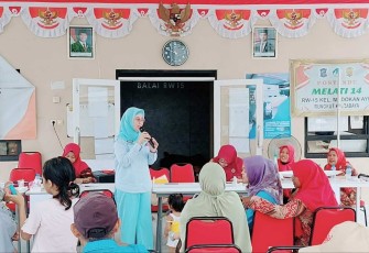 dr Dini Octavia memberikan sosialisasi tes IVA di posyandu keluarga RW15 Kelurahan Medokan Ayu, Sabtu (4/1/25)