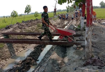 Gotong-royong bantu warga buat saluran air