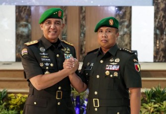 Salam komando Pangdam V Brawijaya Mayjen TNI Rudy Saladin bersama Kolonel Inf Rama Pratama usai penyerahan jabatan Danrem 081/DSJ di Makodam Brawijaya, Senin (6/1/25)