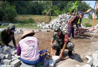 Pemasangan paving block di wilayah desa binaan 