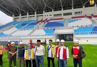 Menteri PU Dody Hanggodo saat meninjau stadion Kanjuruhan Malang, Sabtu (18/1)