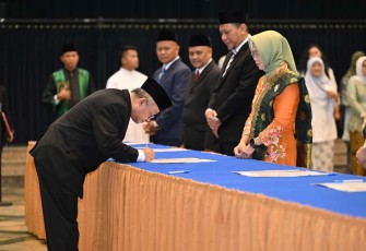 Mendikdasmen Abdul Mu'ti saat melantik pejabat fungsional ahli utama dan pimpinan tinggi Pratama di Jakarta, Senin (20/1)