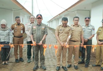 Kepala BNPB Letjen TNI Dr Suharyanto bersama Pj Walikota Bogor Hery Antasari resmikan hunian tetap bagi korban bencana di Kp. Ciranjang, Kelurahan Pamoyanan, Kecamatan Bogor Selatan, Kota Bogor (20/1)