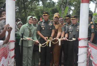 Pangdam IV Diponegoro Mayjen TNI Deddy Suryadi meresmikan jembatan gantung merah putih di Cilacap, Senin (20/1)