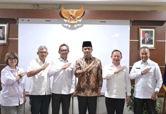Menteri Transmigrasi M Iftitah Sulaiman foto bersama KADIN di Jakarta, Selasa (21/1)