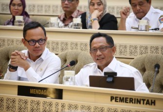 Mendagri Tito Karnavian memberikan penjelasan dalam rapat kerja dengan Komisi II DPR RI di Jakarta, Rabu (22/1)