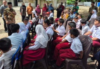 Mendikdasmen Abdul Mu'ti saat berdialog dengan siswa di Kota Kinabalu Sabah, Selasa (28/1)