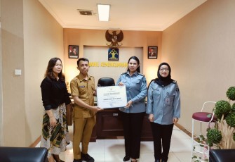 Flora Nainggolan Lakukan Poto Bersama Saat Penyerahan Sertifikat Kabupaten Peduli HAM 