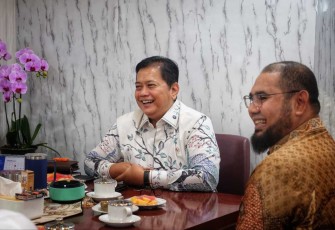 Wamentrans Viva Yoga bersama bupati Halmahera Selatan di Jakarta, Rabu (5/2)