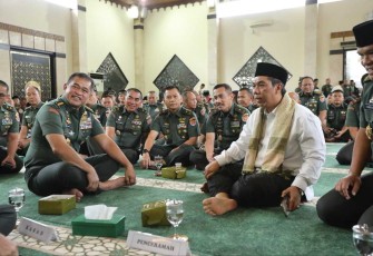 Kasad Jenderal TNI Maruli Simanjuntak menghadiri isra mi'raj di masjid At Taqwa, Mabesad, Jakarta, Kamis (6/2)