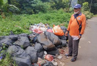 Tumpukan sampah disisi jalan alternatif menuju TPA Tapos