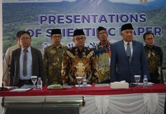 Mendikdasmen Abdul Mu'ti saat mengunjungi Pondok Modern Internasional Dea Malela, Kabupaten Sumbawa 