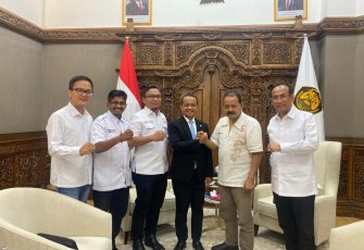 Menteri ESDM Bahlil Lahadalia foto bersama jajaran pengurus APKLI di Jakarta, Selasa (19/2)